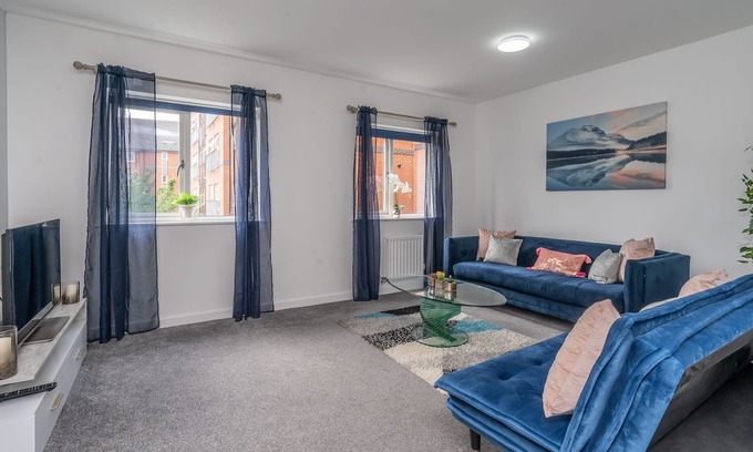 Fenny Stratford House | 4 Bed Large Family/ Contractor house