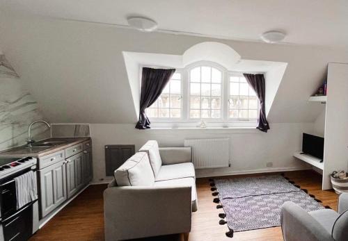 Trowbridge Apartment | 4 bed loft apartment overlooking historic town