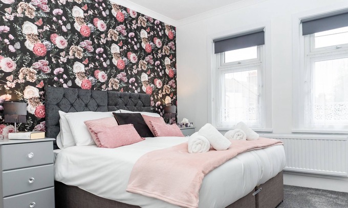 Watford House | 4 Bed Private House Sleeps 9 near Harry Potter