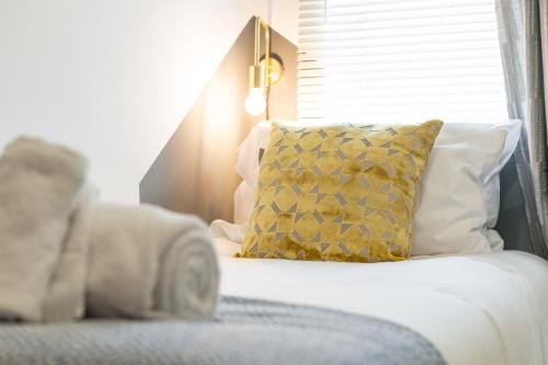 Margam Apartment | 4 Bed - Town Centre - Smart TVs in Every Room