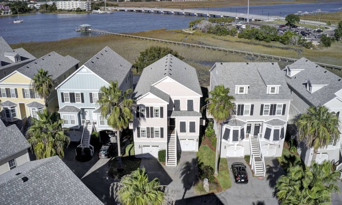 Waters Edge House | 4 Bed Townhouse with Fantastic Location and River Views!