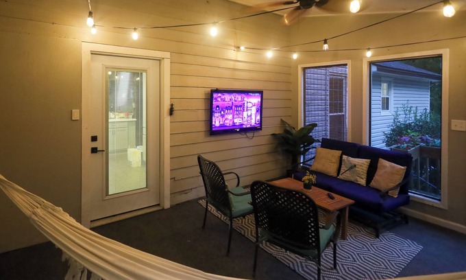 Acworth House | 4-bedroom, 2-bath home, ideal for families, boaters, and sports enthusiasts