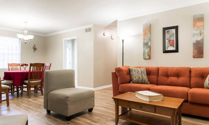 Shenandoah House | 4 Bedroom 2 Bathroom Comfortable Furnished Home 4630 N fuller Pl