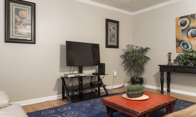 Shenandoah House | 4 Bedroom 2 Bathroom Comfortable Furnished Home 4636 N fuller Pl