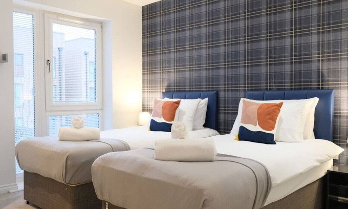 Milton Keynes House | 4 Bedroom 3.5 Bath House in City Centre - Sleeps 8