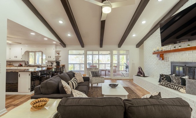 Heber Springs Hotel | 4 Bedroom + 3.5 Bathroom Greers Ferry Lakefront Home in Heber Springs!