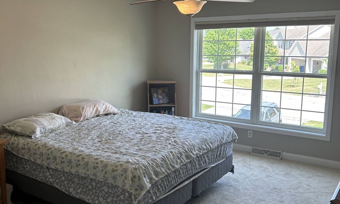 De Pere House | 4 Bedroom /3.5 Bathroom House - 18 minutes from Lambeau. No pets.