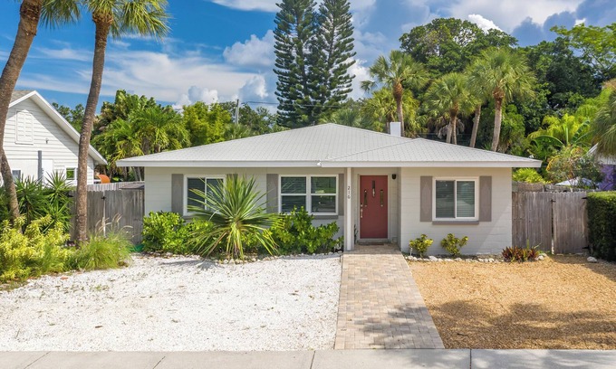 Belle Vista House | 4 Bedroom/3 Bath Pool Home Child Friendly- 5 Min walk to beach!