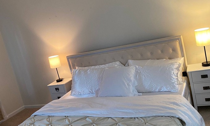 Calverton House | 4-bedroom 5 beds, Free parking, private entry,Free WI-FI Near Washington DC