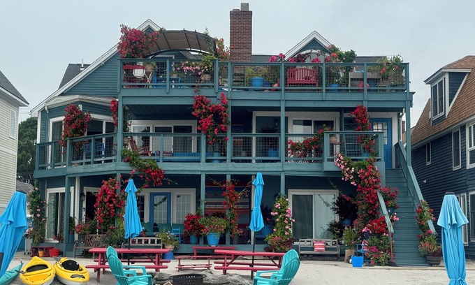 Milford House | 4-bedroom beach house on Silver Sands Beach, in peaceful Milford with WiFi, AC