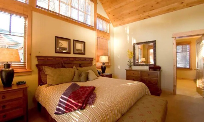 Truckee Cabin | 4 bedroom Cabin with Jacuzzi on the deck