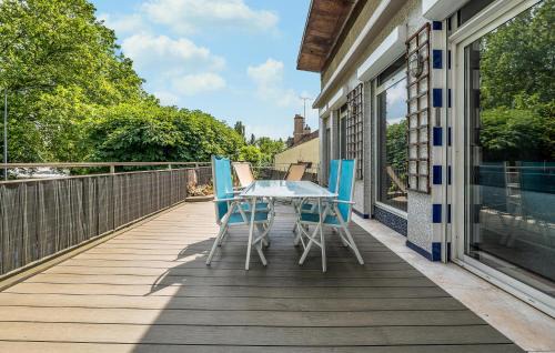 Montreuil Apartment | 4 Bedroom Cozy Apartment In Montreuil