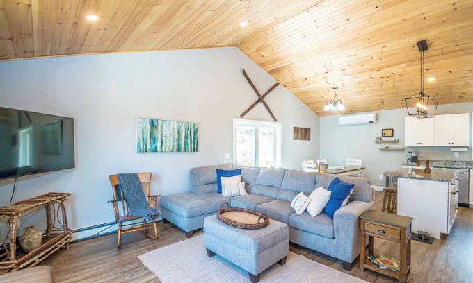 Conway House | 4-bedroom dog friendly house with Hot Tub, AC, WiFi, TV. Enjoy a cozy stay.