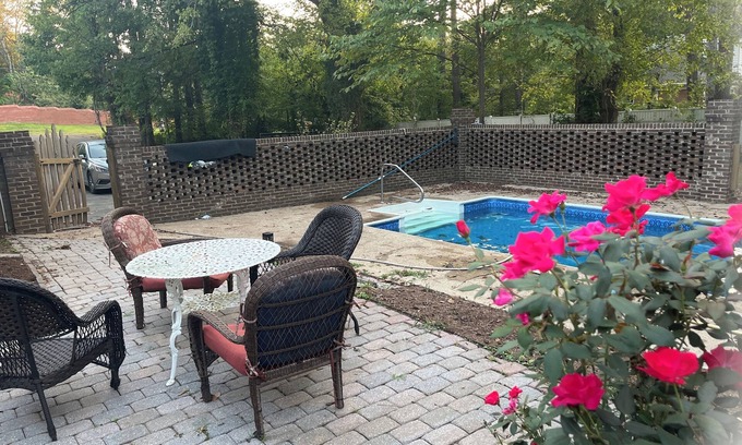 Cleveland House | 4-bedroom estate Downtown Cleveland WiFi, Pool, massage chair Kitchn Holidays