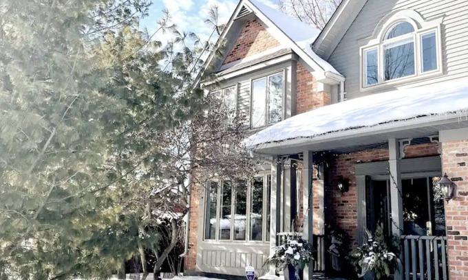 Stratford House | 4 Bedroom Executive Home in Stratford with a 15 min walk to Stratford Festival