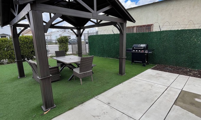 Bakersfield House | 4-bedroom house 6 beds in awesome Bakersfield with WiFi, AC to enjoy with family