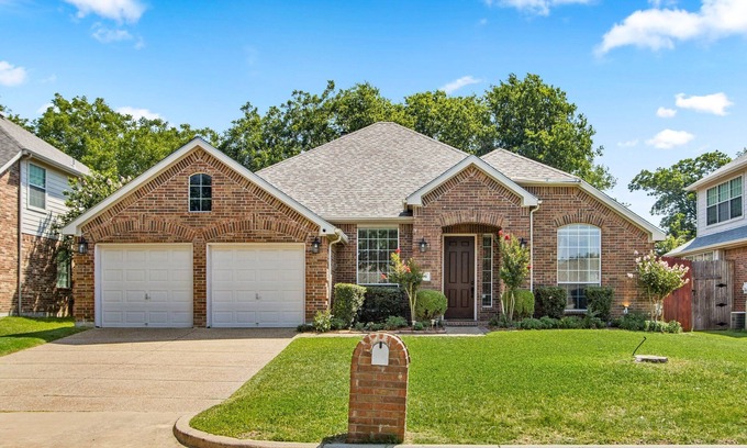 South Arlington House | 4 Bedroom House 8 miles from Arlington’s Entertainment District