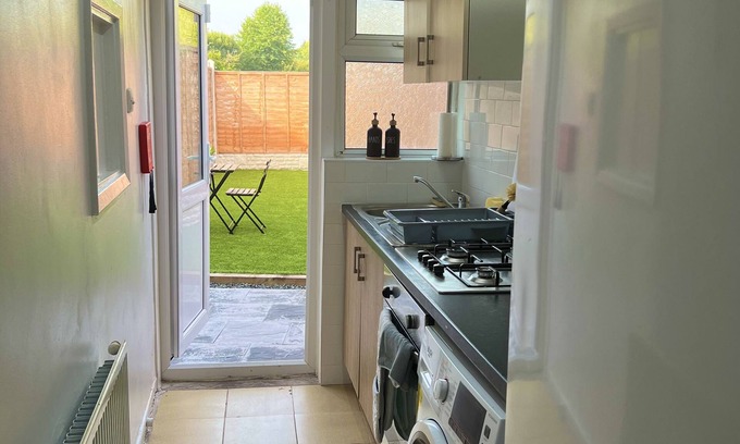Birmingham House | 4 Bedroom House for Large Guests: A home far away from home