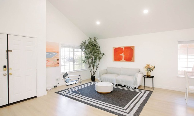 Ontario House | 4-bedroom house in beautiful Ontario with WiFi, AC. Enjoy your stay