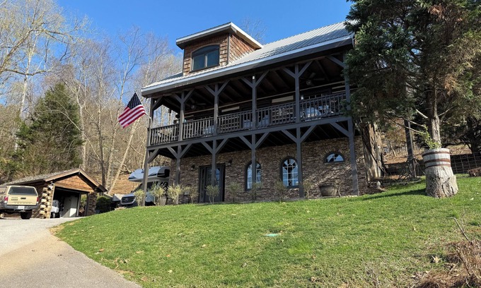 Ten Mile House | 4-bedroom house in charming Ten Mile with AC, WiFi. Relax and unwind