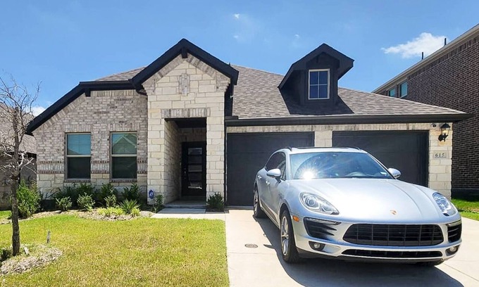 McKinney House | 4-bedroom house in enchanting McKinney with WiFi, AC