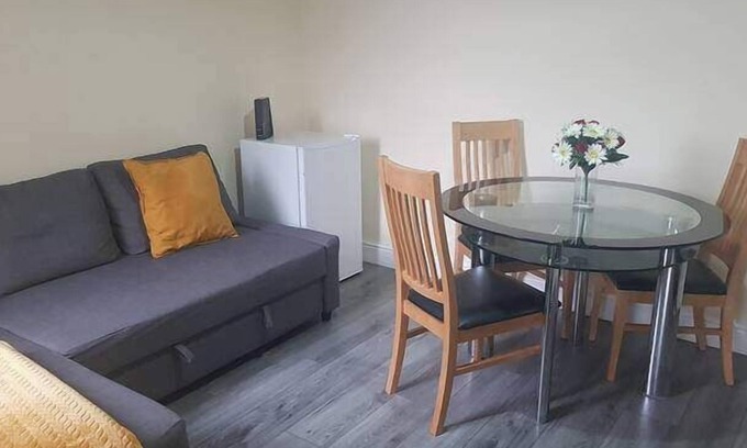 Grays House | 4 Bedroom House in Grays - Sleeps 6 & Parking