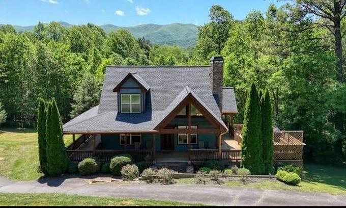Hiawassee House | 4-bedroom house in lovely Hiawassee with WiFi, AC. Enjoy your stay
