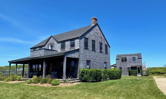 Madequecham House | 4-bedroom house in Madequecham with AC, WiFi, Heated Pool + 10 min walk to Beach