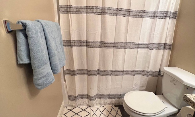Pixley House | 4 bedroom house in Pixley with WiFi, AC. Book your stay now