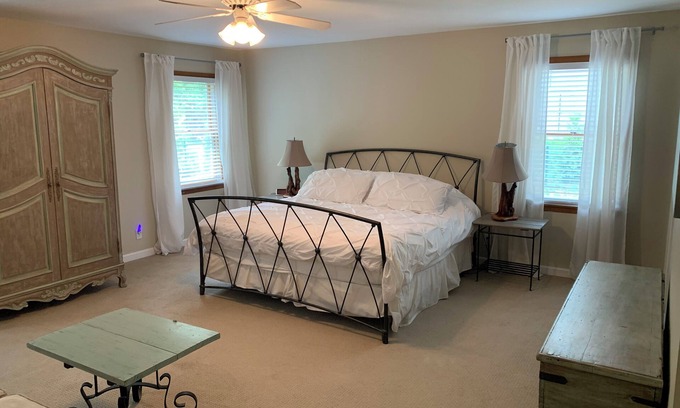 Southampton House | 4-bedroom house in Southampton w/Private lake property