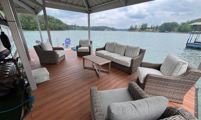 West Union House | 4 bedroom house on Lake Keowee 30 min from Clemson