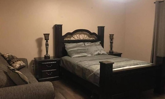 Southeast Edmonton House | 4 Bedroom House with Huge Living and Family Room 22 Sleeps 23 Minute Airport