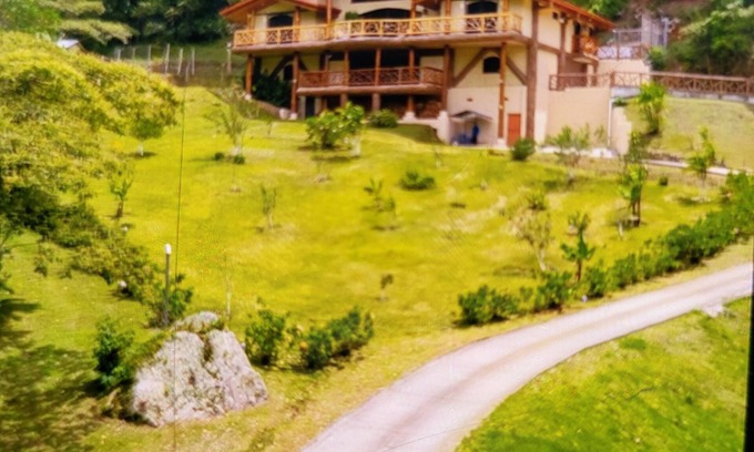 Cartago House | 4-bedroom luxury farm home with spectacular views of the valley.