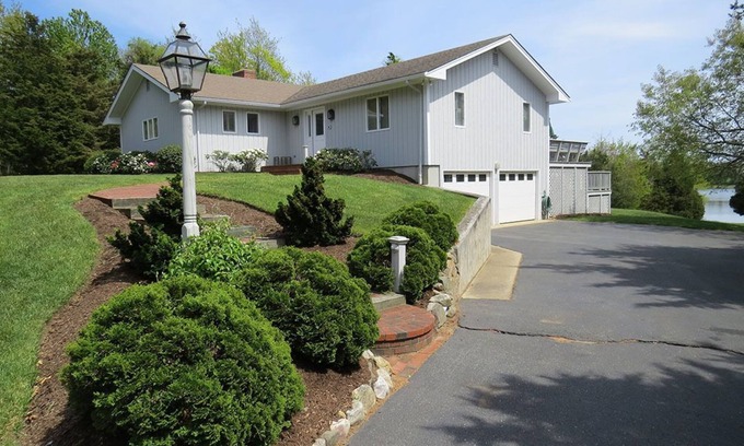 Orleans House | 4 Bedroom Meetinghouse Pond Waterfront