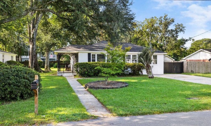 West Ashley House | 4 Bedroom Private Home 10 Minutes from Downtown!