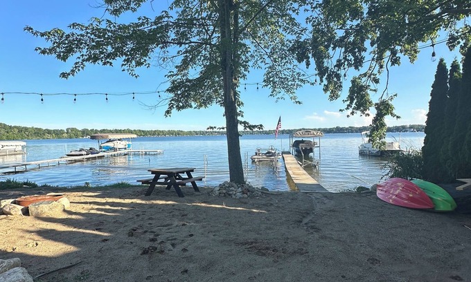 Dowagiac House | 4 bedroom Retreat at Tice beach on Indian lake