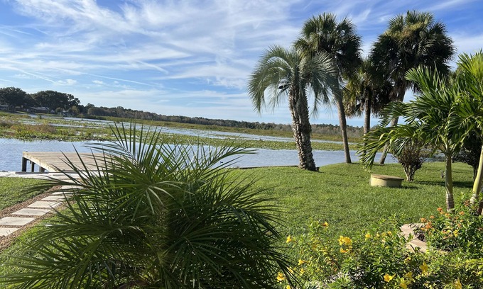 Summerfield Cottage | 4 bedroom Retreat Sleeps 11 with Dock on Lake Weir near The Villages & Orlando