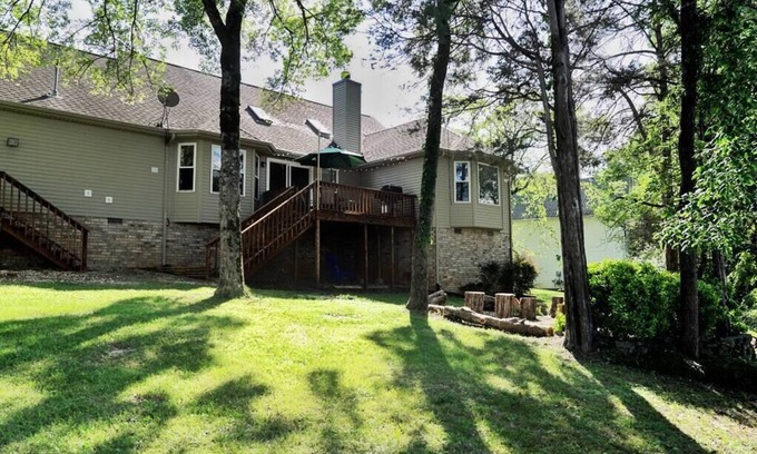 La Vergne House | 4 Bedroom Sleeps 10 with Huge Outdoor Space
