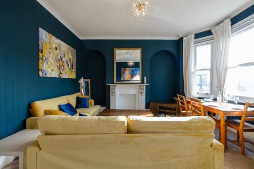 Shepherd's Bush Apartment | 4 bedroom Stunning Flat Near Westfield & Trains