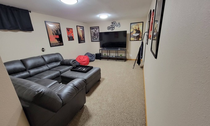 Ames House | 4 bedrooms. 2 miles to ISU. Quiet Cul-de-sac.