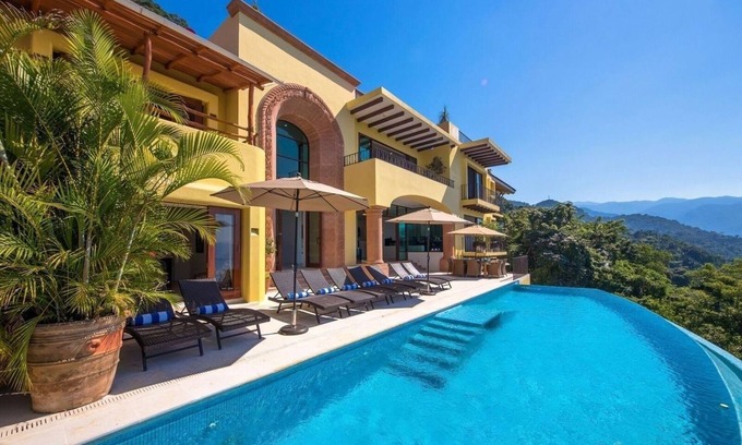 Conchas Chinas Villa | 4 bedrooms - Conchas Chinas villa in Puerto Vallarta with views, infinity pool and staff