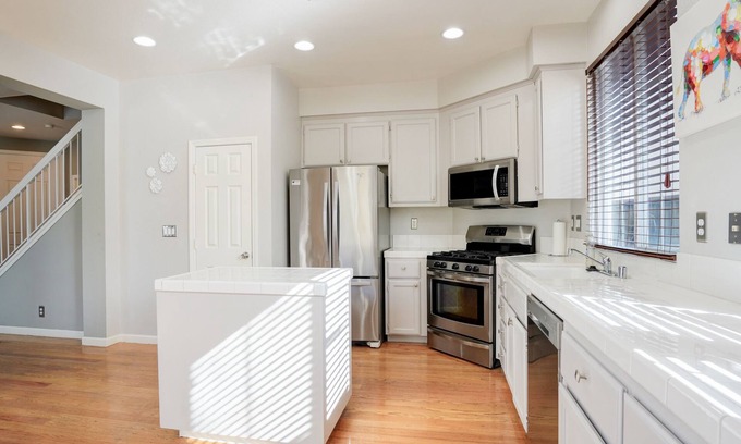 North Stonehurst House | 4 Bedrooms only 10 minutes from Oakland Airport, 27 minutes from nSan Francisco