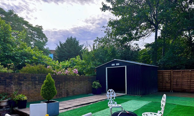 Cantelowes House | 4 Bedrooms with Garden Modern & Luxurious Retreat in the Heart of the City