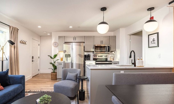 Hillsboro Village Apartment | 4 Beds 3 Bedroom Updated Condo w/Desks, Patio + Parking