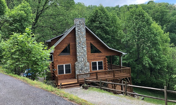 Waynesville Cabin | 4 BR 3 BA Luxury Log Super Views, Hot Tub, Easy Paved Access, WIFI, GameRoom