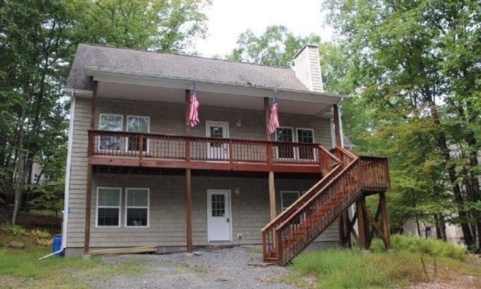 Lackawaxen House | 4 BR 3 Bath Centrally located in amenity filled community of Masthope. Sleep 12