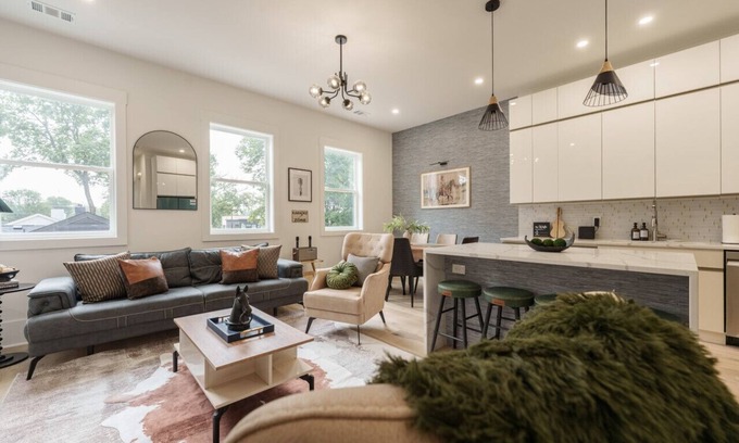 Berry Hill House | 4 br + 4 ba - Sleeps 6 - 2 Car Garage!