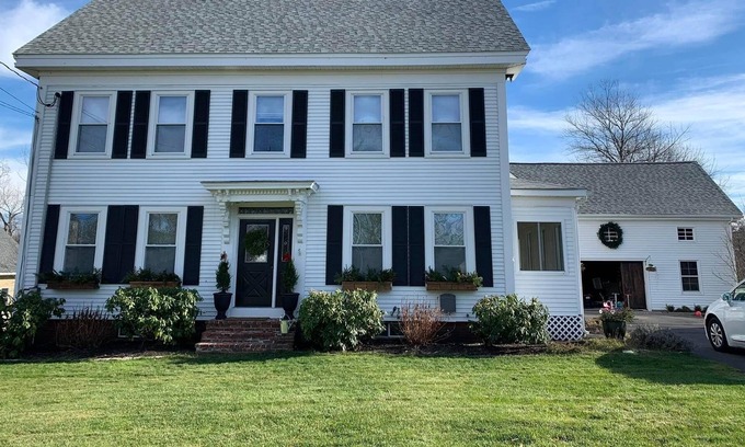 Stratham Other | 4 BR Modern Farmhouse with hot tub + indoor fireplace near beaches + skiing