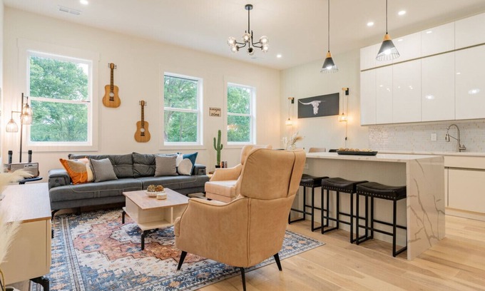 Berry Hill House | 4 br - Rooftop Patio - Karaoke - 2 Car Garage!