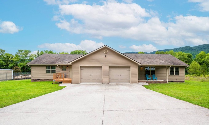 Lookout Valley Neighborhood Association House | 4 BR - Walk to the Venue - 10 minutes to Downtown and Lookout Mountain